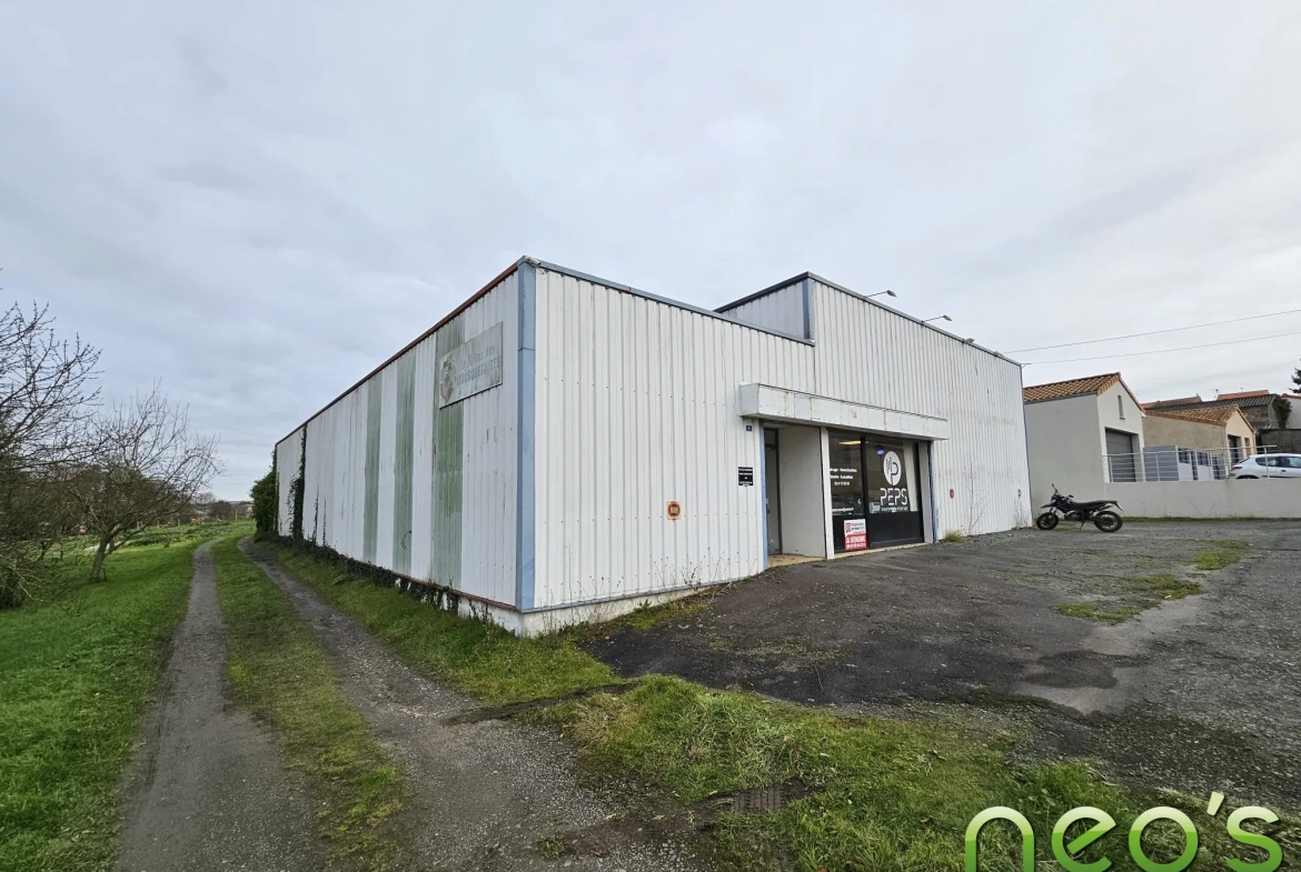 Local professionnel à vendre à Saint-Christophe-du-Bois de 314m² 