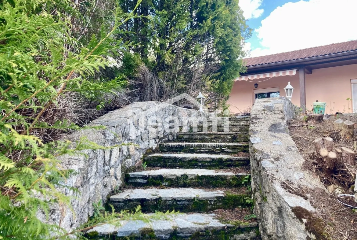 Maison 4 chambres avec grand terrain et piscine près de l’autoroute 