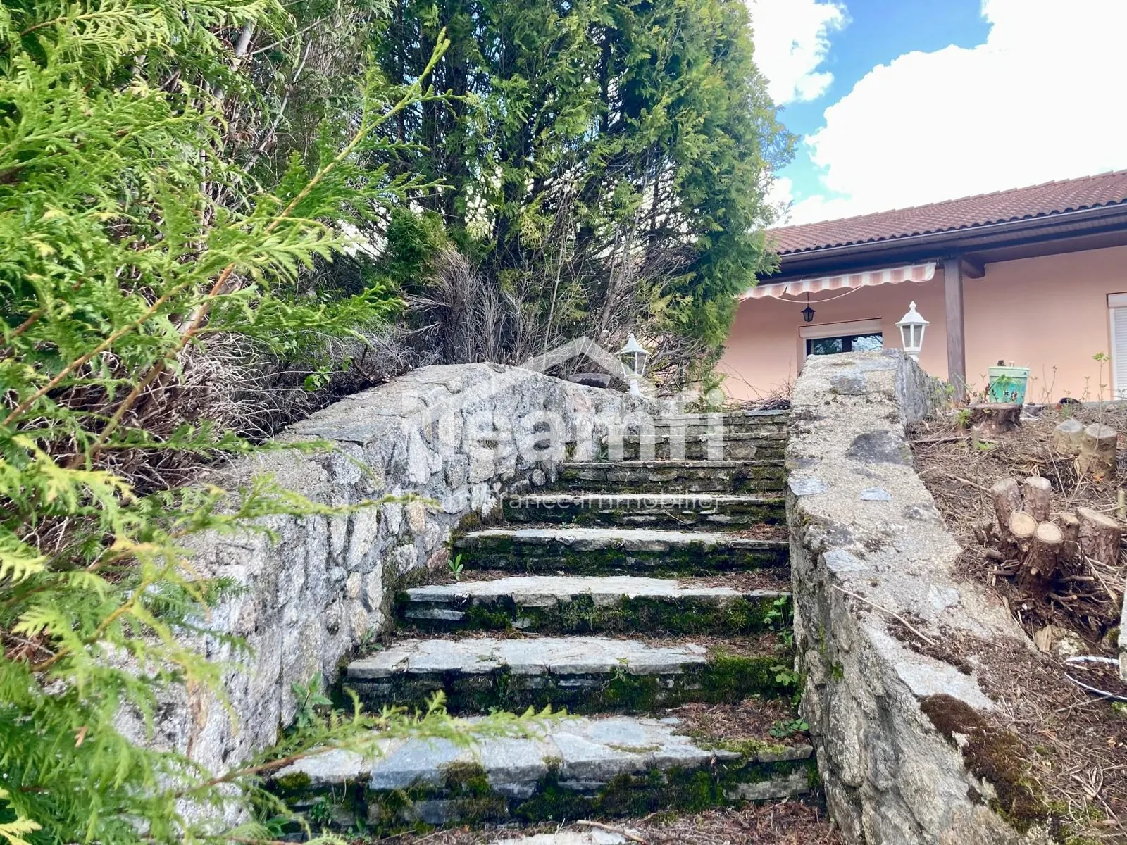 Maison 4 chambres avec grand terrain et piscine près de l’autoroute 