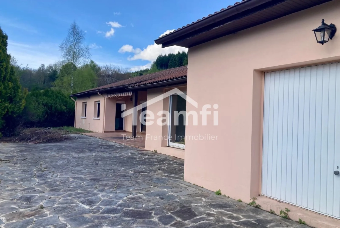 Maison 4 chambres avec grand terrain et piscine près de l’autoroute 