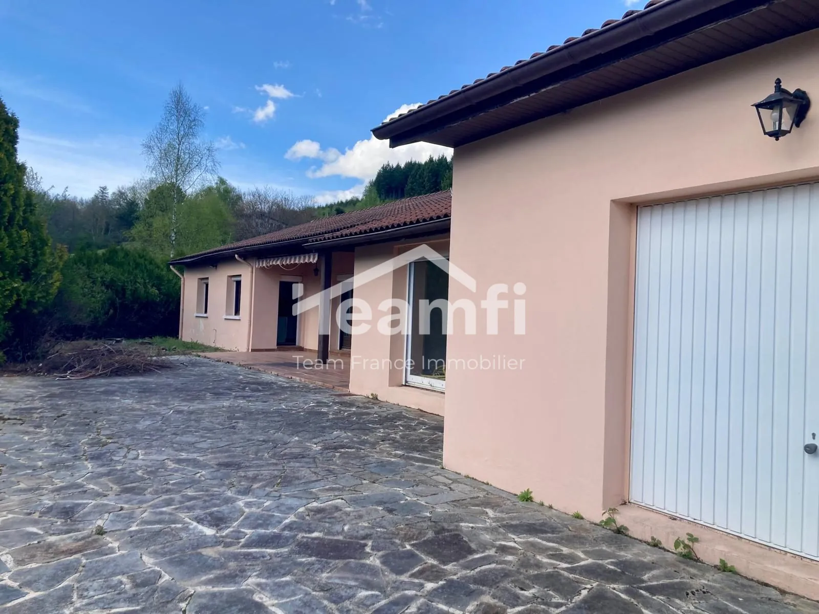 Maison 4 chambres avec grand terrain et piscine près de l’autoroute 