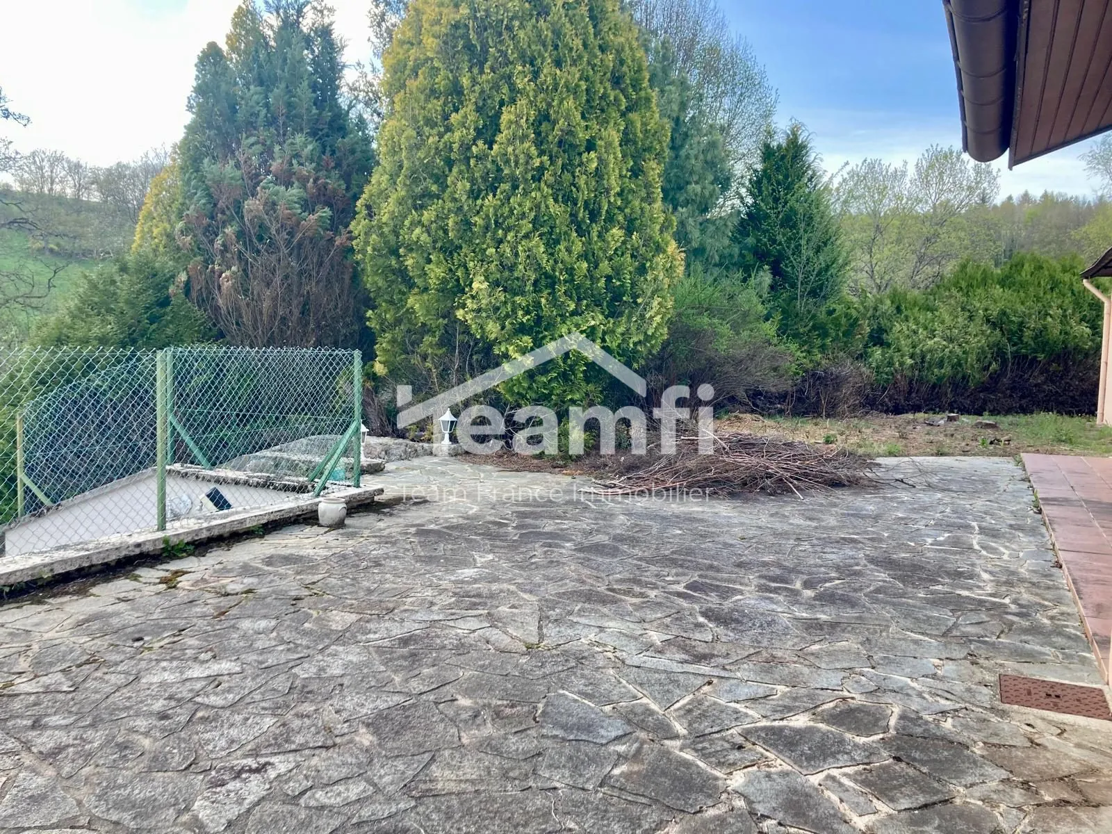 Maison 4 chambres avec grand terrain et piscine près de l’autoroute 
