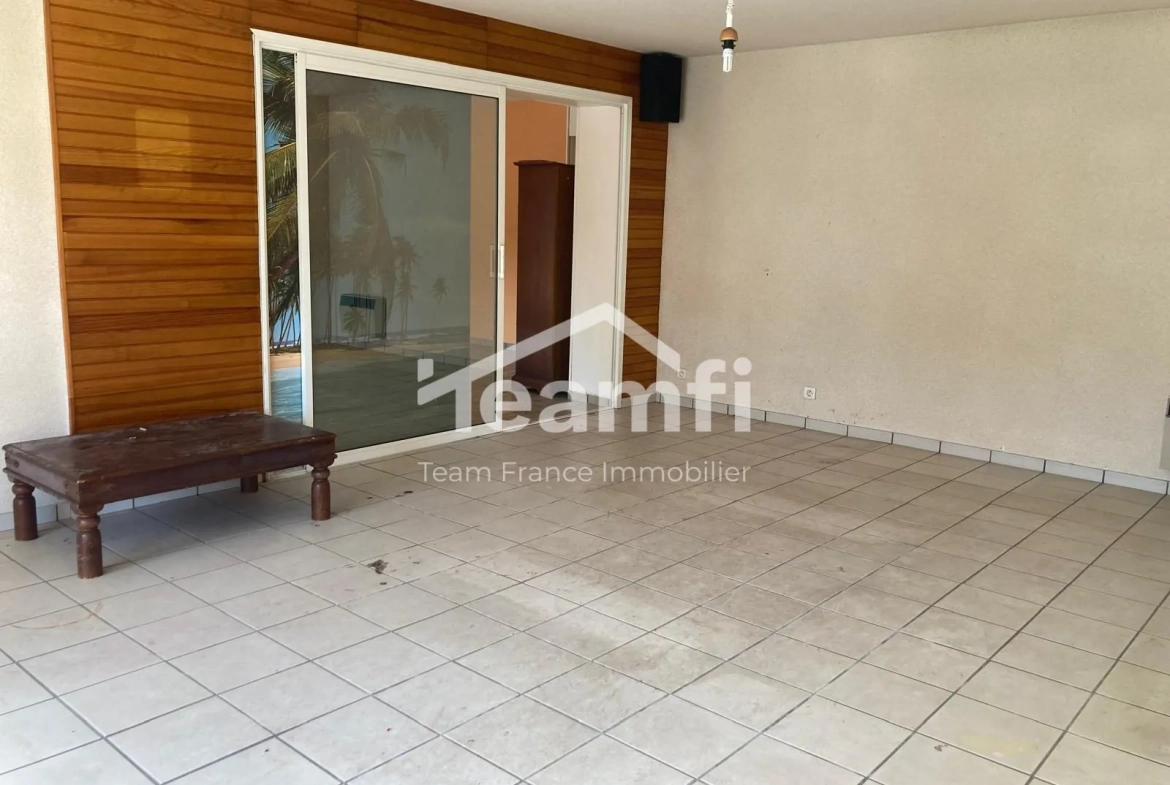 Maison 4 chambres avec grand terrain et piscine près de l’autoroute 