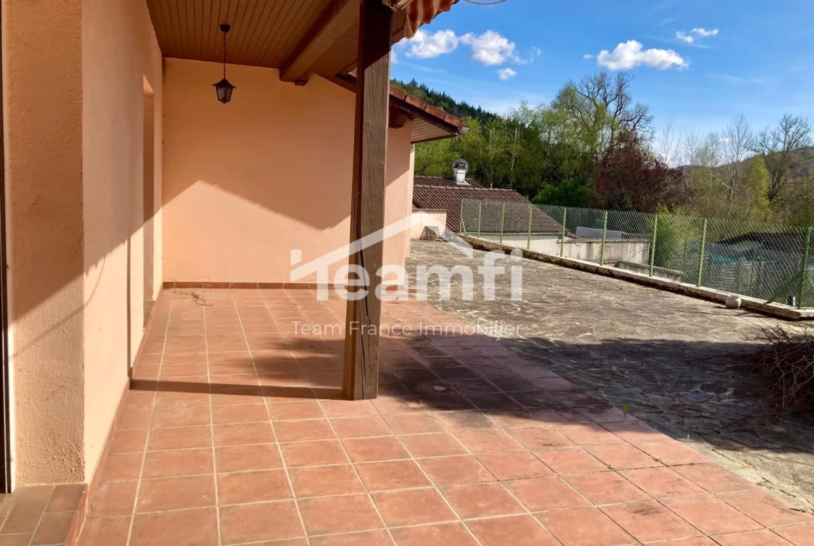 Maison 4 chambres avec grand terrain et piscine près de l’autoroute 