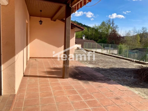 Maison 4 chambres avec grand terrain et piscine près de l’autoroute