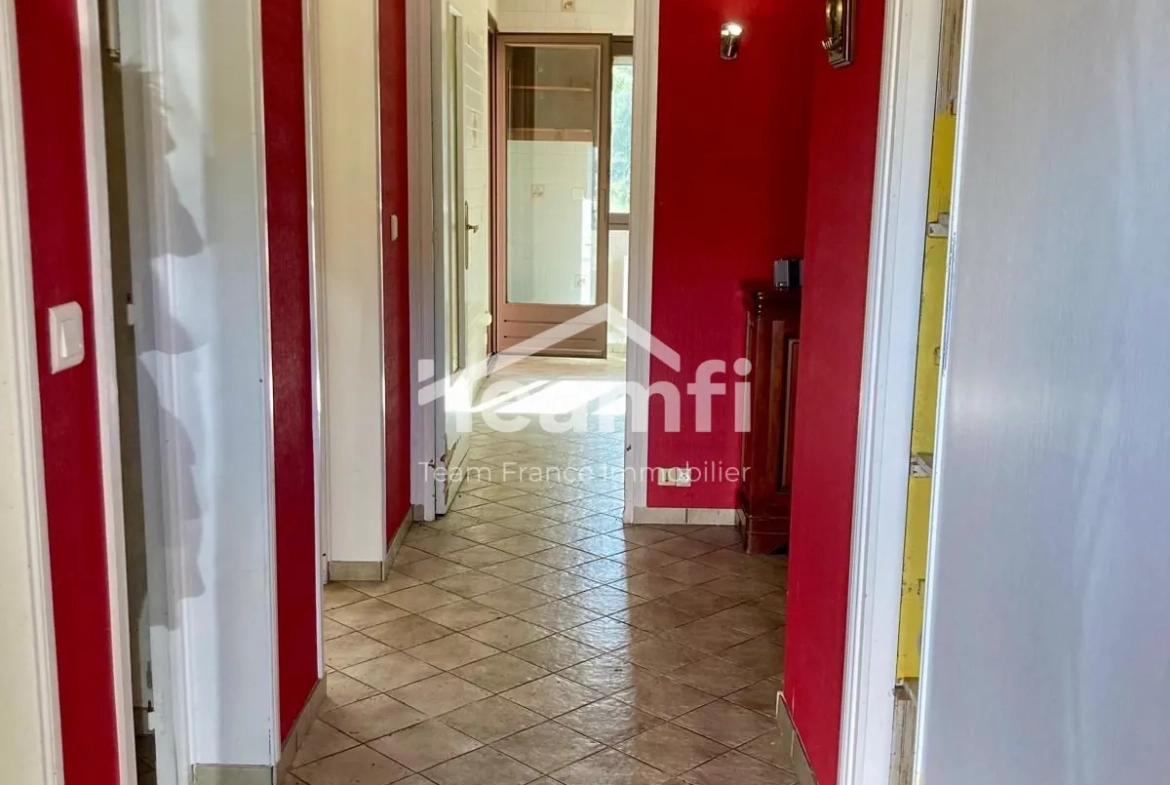 Maison 4 chambres avec grand terrain et piscine près de l’autoroute 