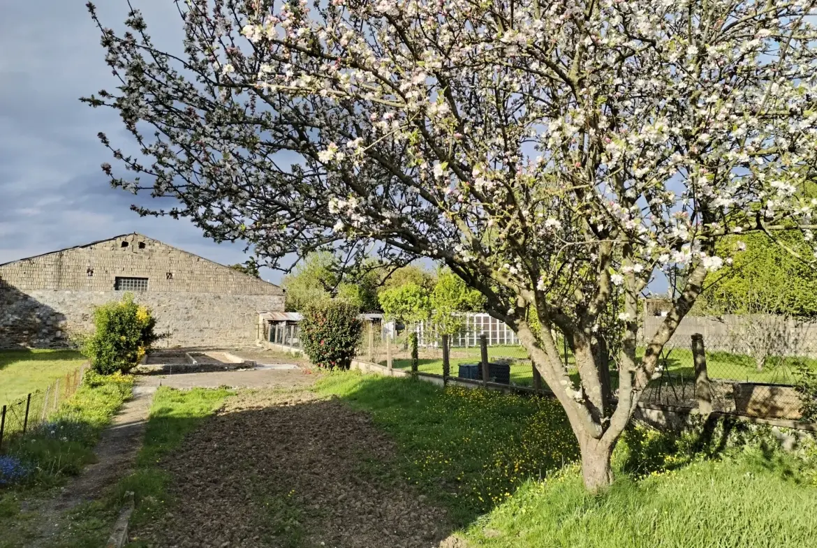 Terrain constructible de 526 m² à Lécousse, proche écoles et commerces 