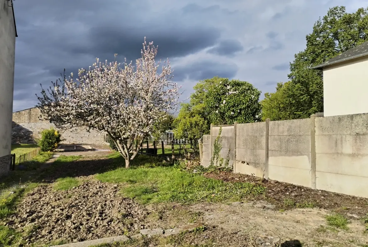 Terrain constructible de 526 m² à Lécousse, proche écoles et commerces 