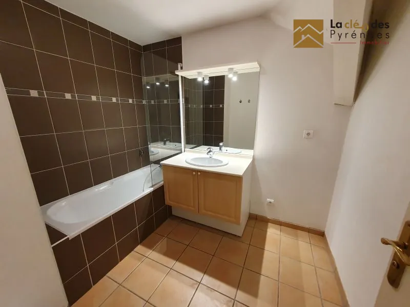 À vendre appartement T3 à Vielle-Aure avec terrasse et garage, idéal pour investissement 