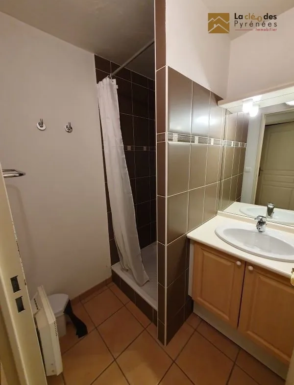 À vendre appartement T3 à Vielle-Aure avec terrasse et garage, idéal pour investissement 