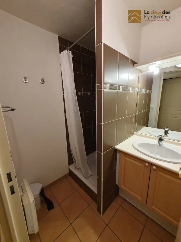 À vendre appartement T3 à Vielle-Aure avec terrasse et garage, idéal pour investissement 