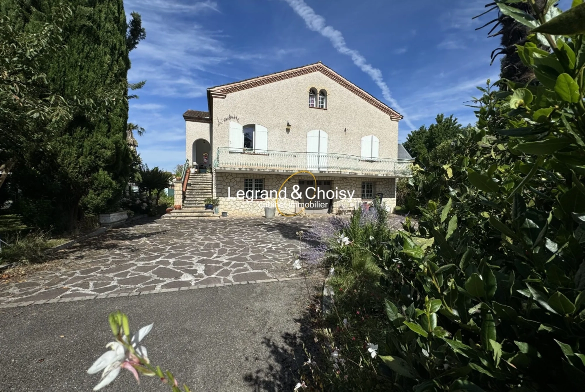 Maison avec piscine et jardin à Villeneuve-sur-Lot - 220 m² 