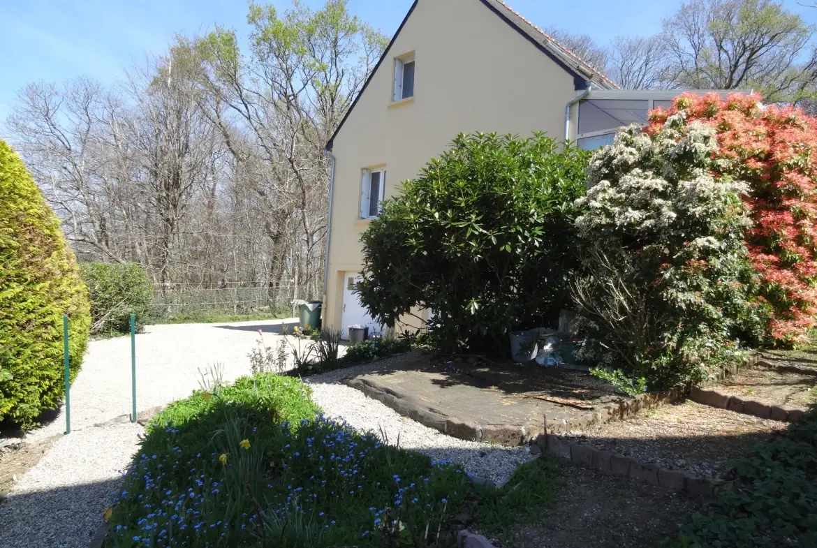 Maison 91 m² à Rostrenen avec deux logements indépendants, jardin et garages 