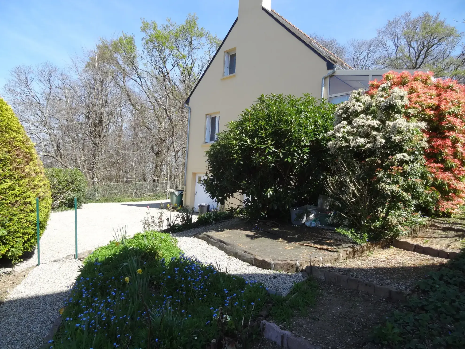 Maison 91 m² à Rostrenen avec deux logements indépendants, jardin et garages 