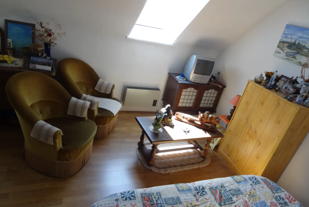 Maison 91 m² à Rostrenen avec deux logements indépendants, jardin et garages 
