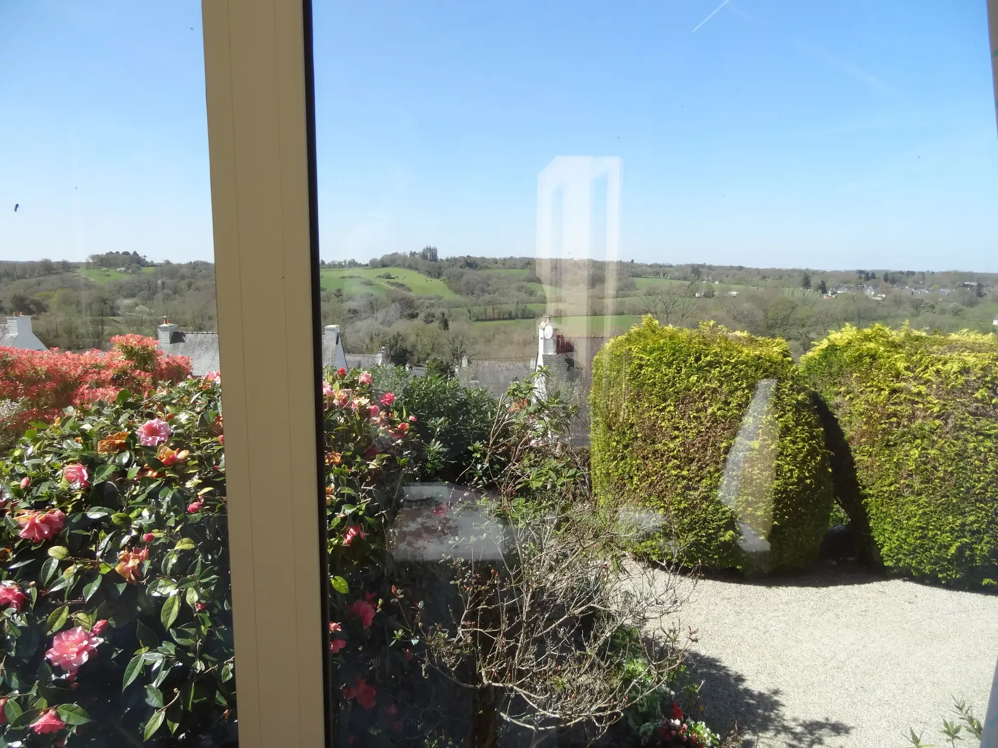 Maison 91 m² à Rostrenen avec deux logements indépendants, jardin et garages 