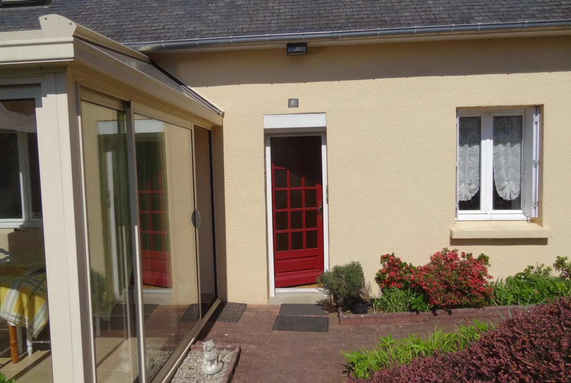 Maison 91 m² à Rostrenen avec deux logements indépendants, jardin et garages 