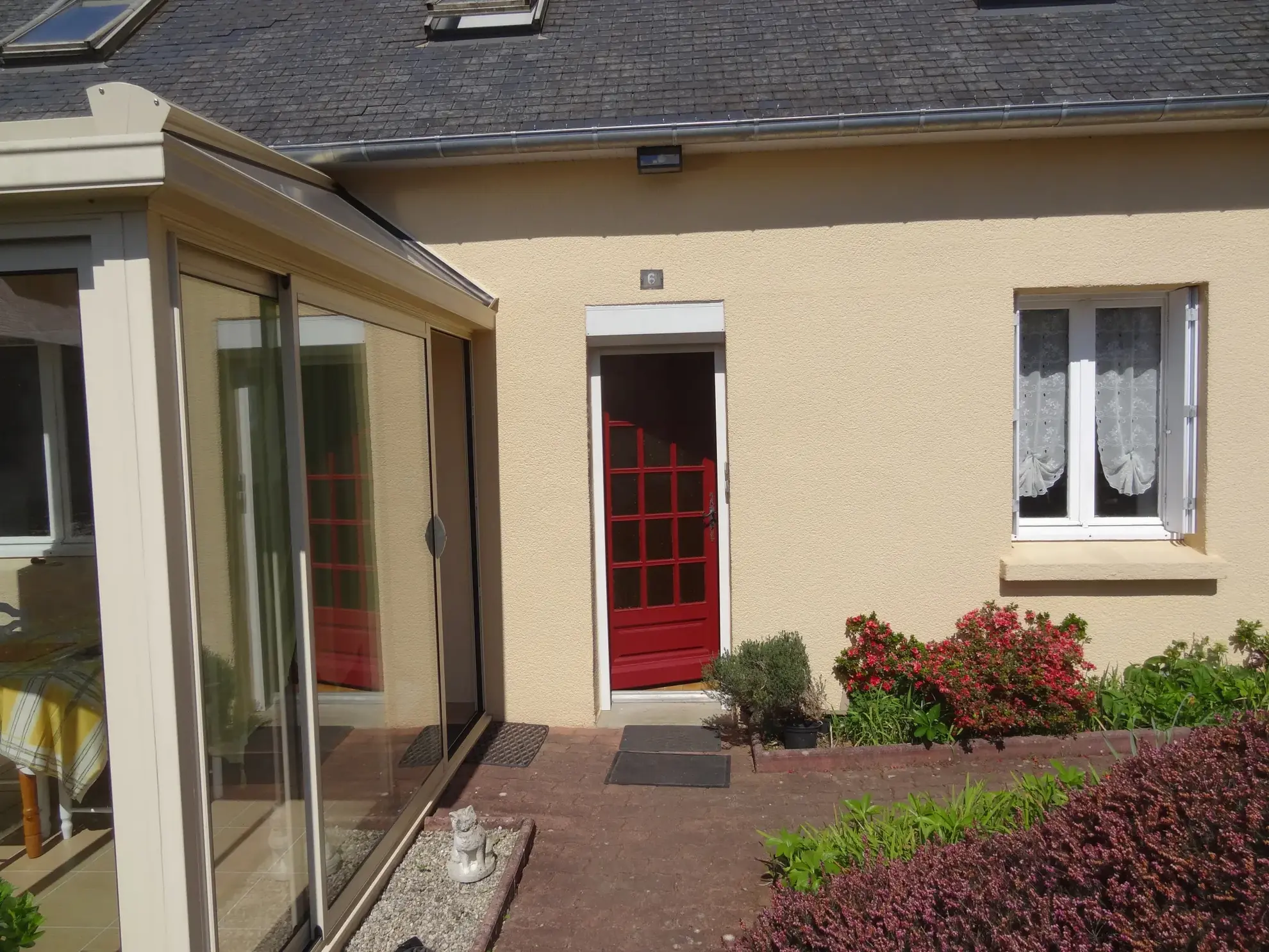 Maison 91 m² à Rostrenen avec deux logements indépendants, jardin et garages 