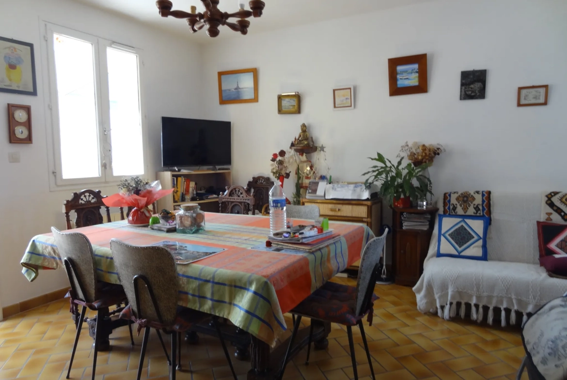 Maison 91 m² à Rostrenen avec deux logements indépendants, jardin et garages 