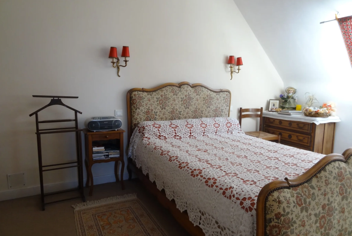 Maison 91 m² à Rostrenen avec deux logements indépendants, jardin et garages 