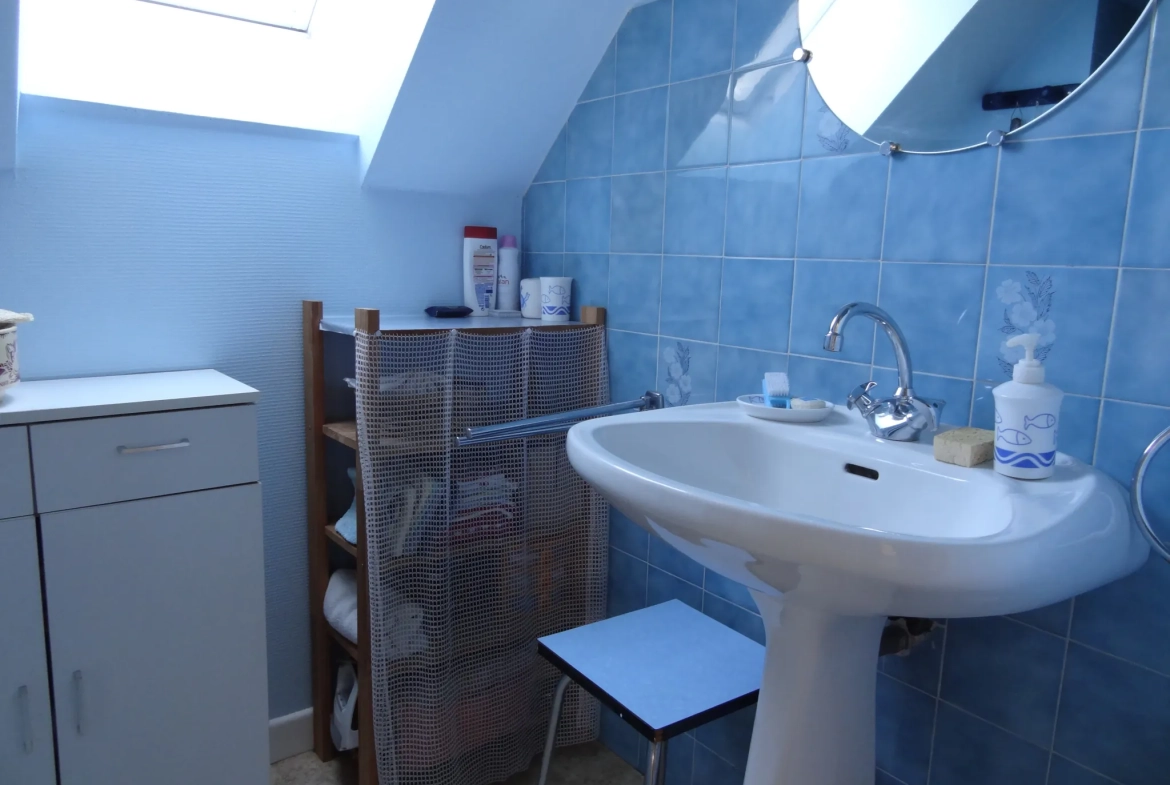 Maison 91 m² à Rostrenen avec deux logements indépendants, jardin et garages 