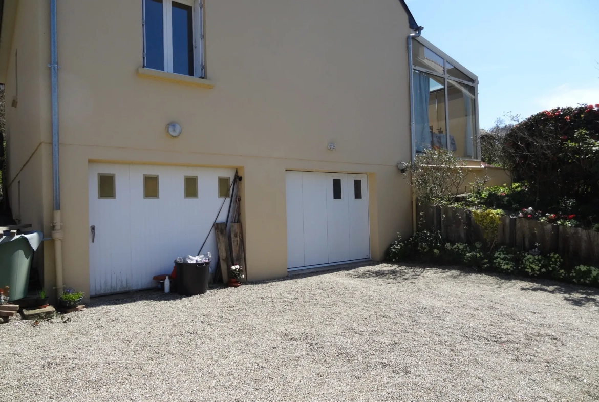 Maison 91 m² à Rostrenen avec deux logements indépendants, jardin et garages 