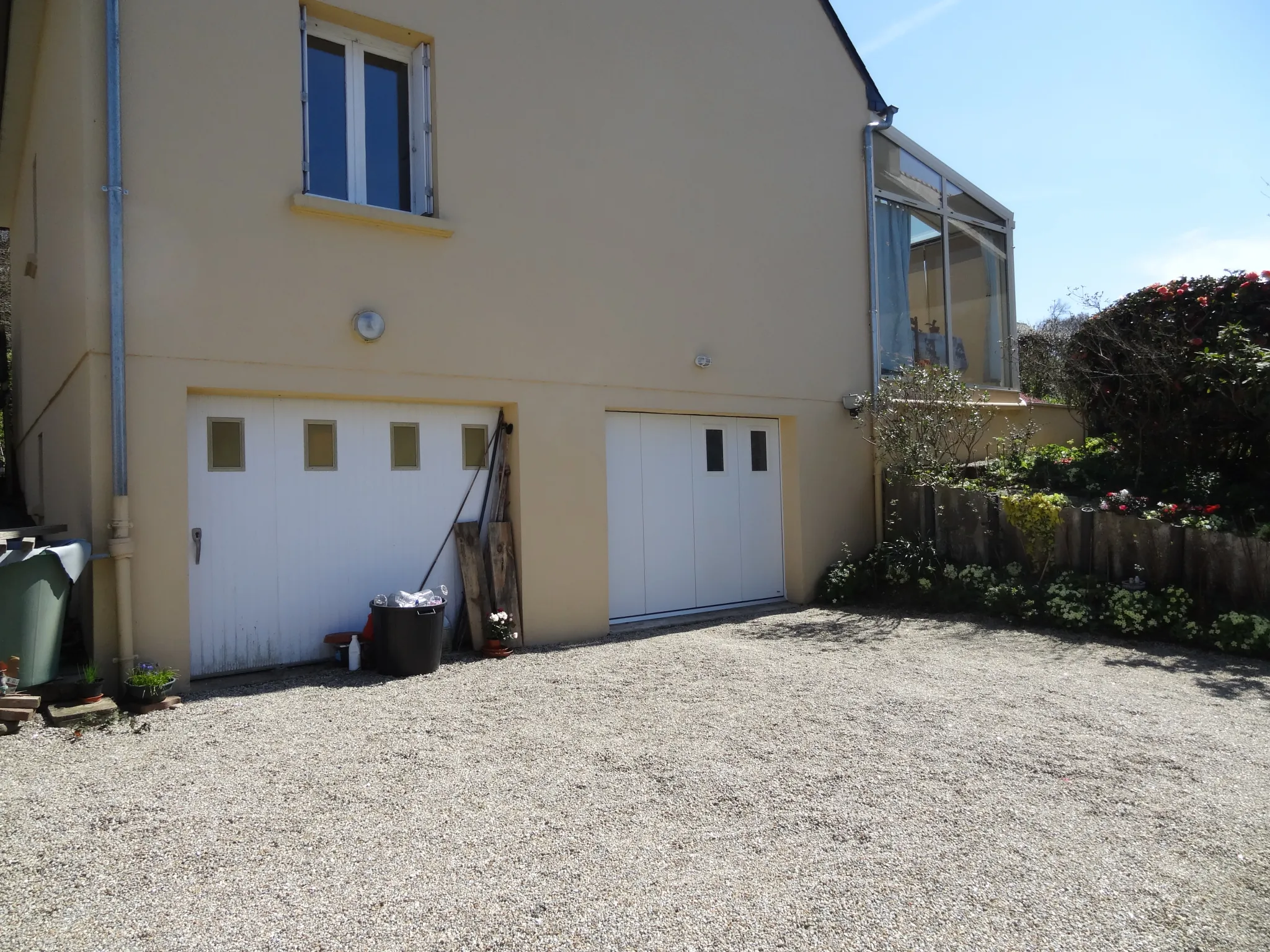 Maison 91 m² à Rostrenen avec deux logements indépendants, jardin et garages 