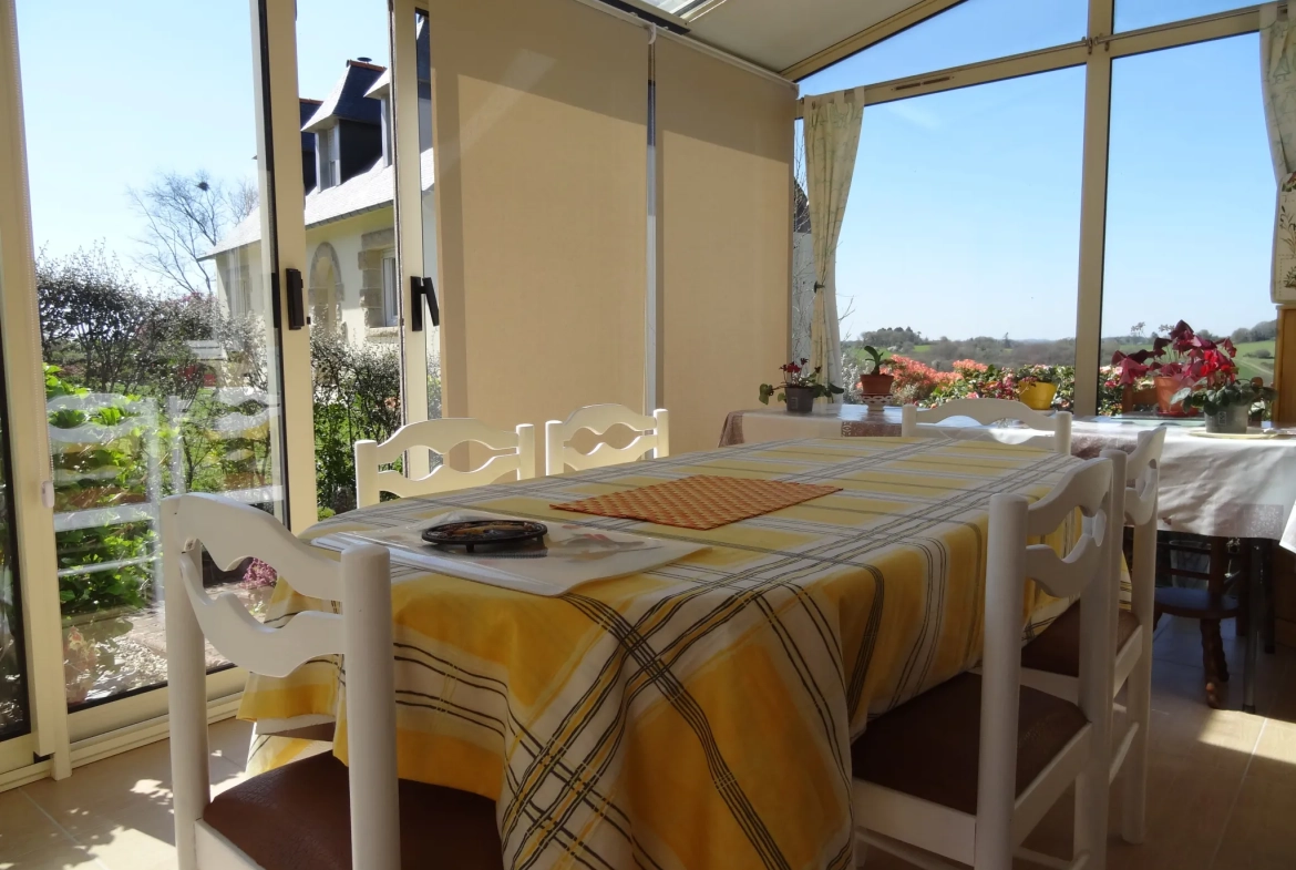 Maison 91 m² à Rostrenen avec deux logements indépendants, jardin et garages 