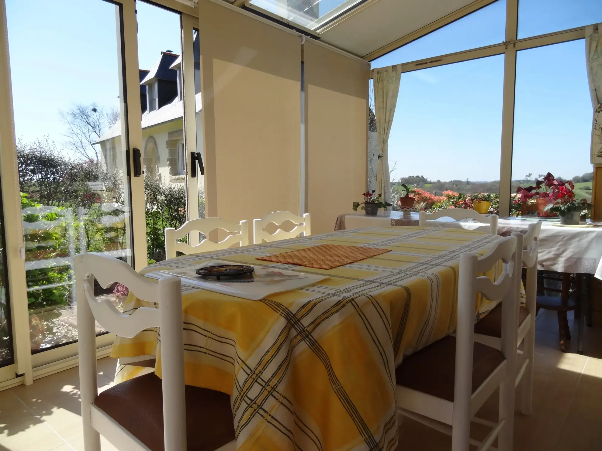 Maison 91 m² à Rostrenen avec deux logements indépendants, jardin et garages 