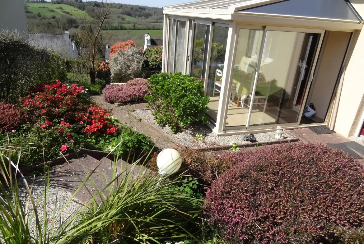 Maison 91 m² à Rostrenen avec deux logements indépendants, jardin et garages 