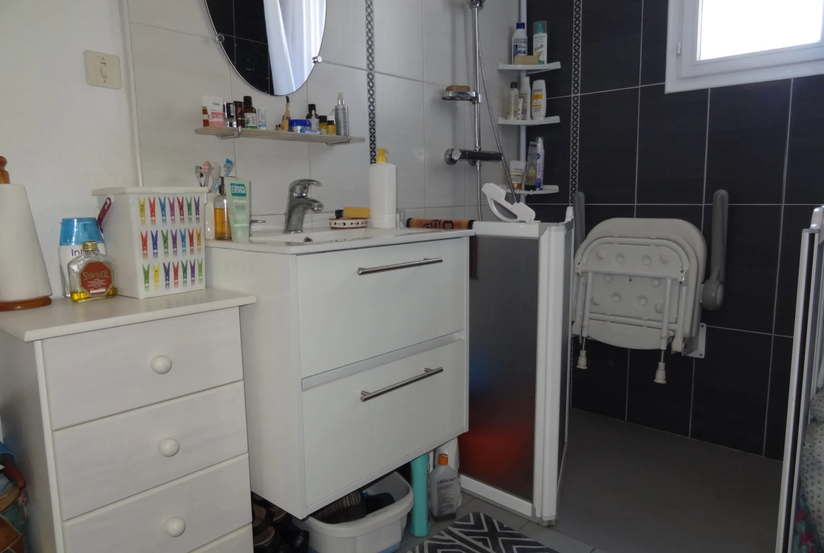 Maison 91 m² à Rostrenen avec deux logements indépendants, jardin et garages 