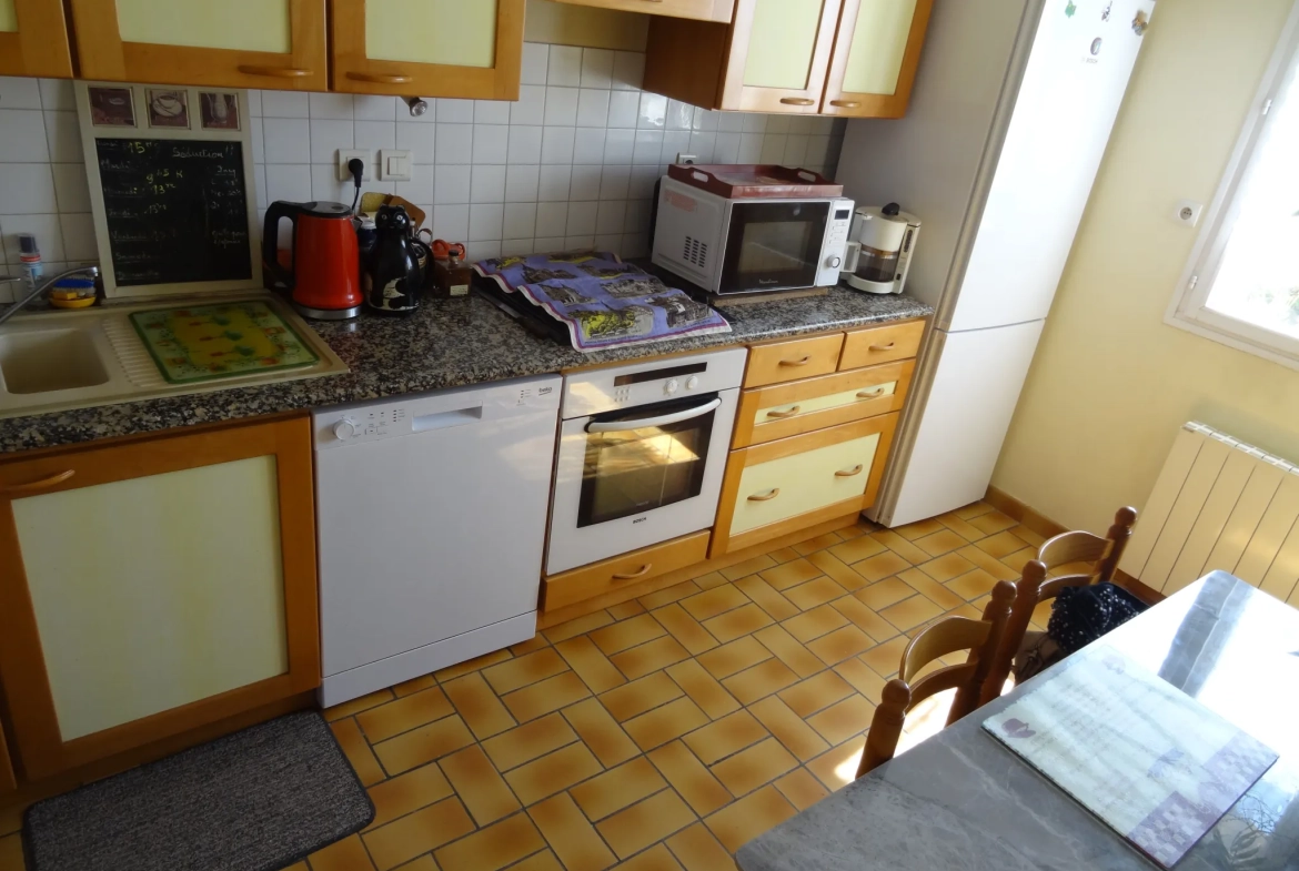 Maison 91 m² à Rostrenen avec deux logements indépendants, jardin et garages 