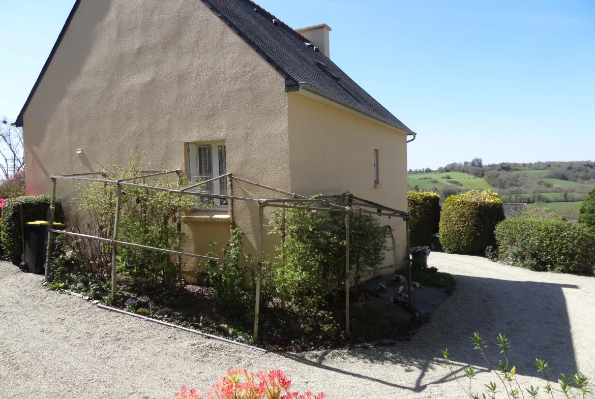 Maison 91 m² à Rostrenen avec deux logements indépendants, jardin et garages 