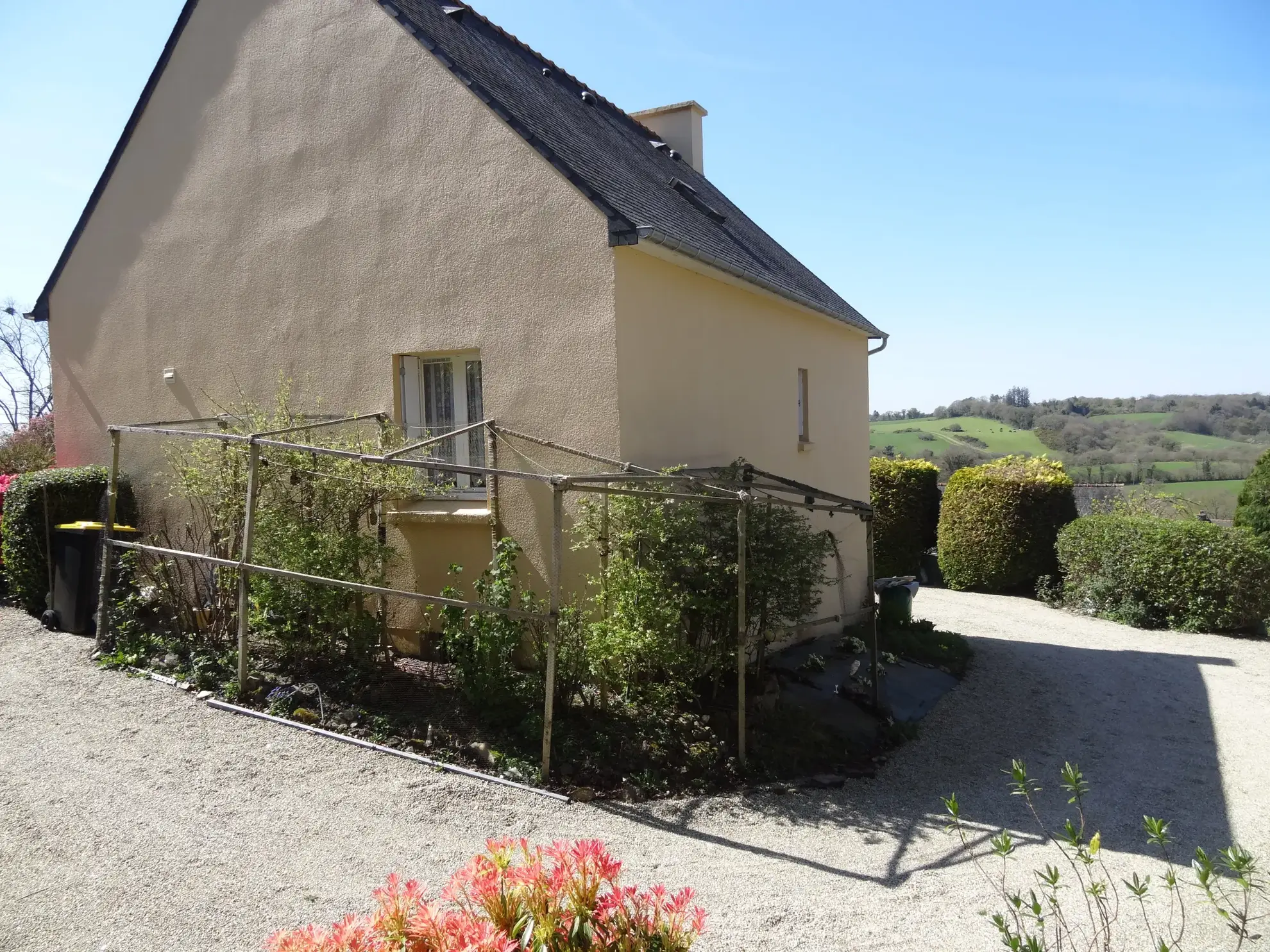 Maison 91 m² à Rostrenen avec deux logements indépendants, jardin et garages 