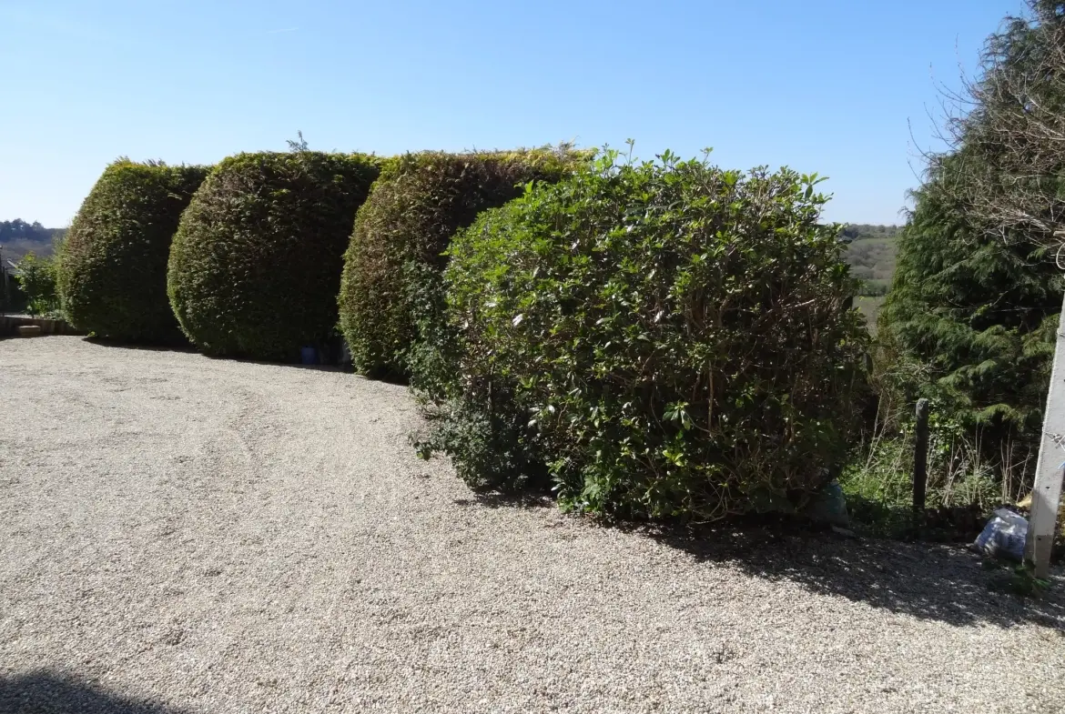Maison 91 m² à Rostrenen avec deux logements indépendants, jardin et garages 