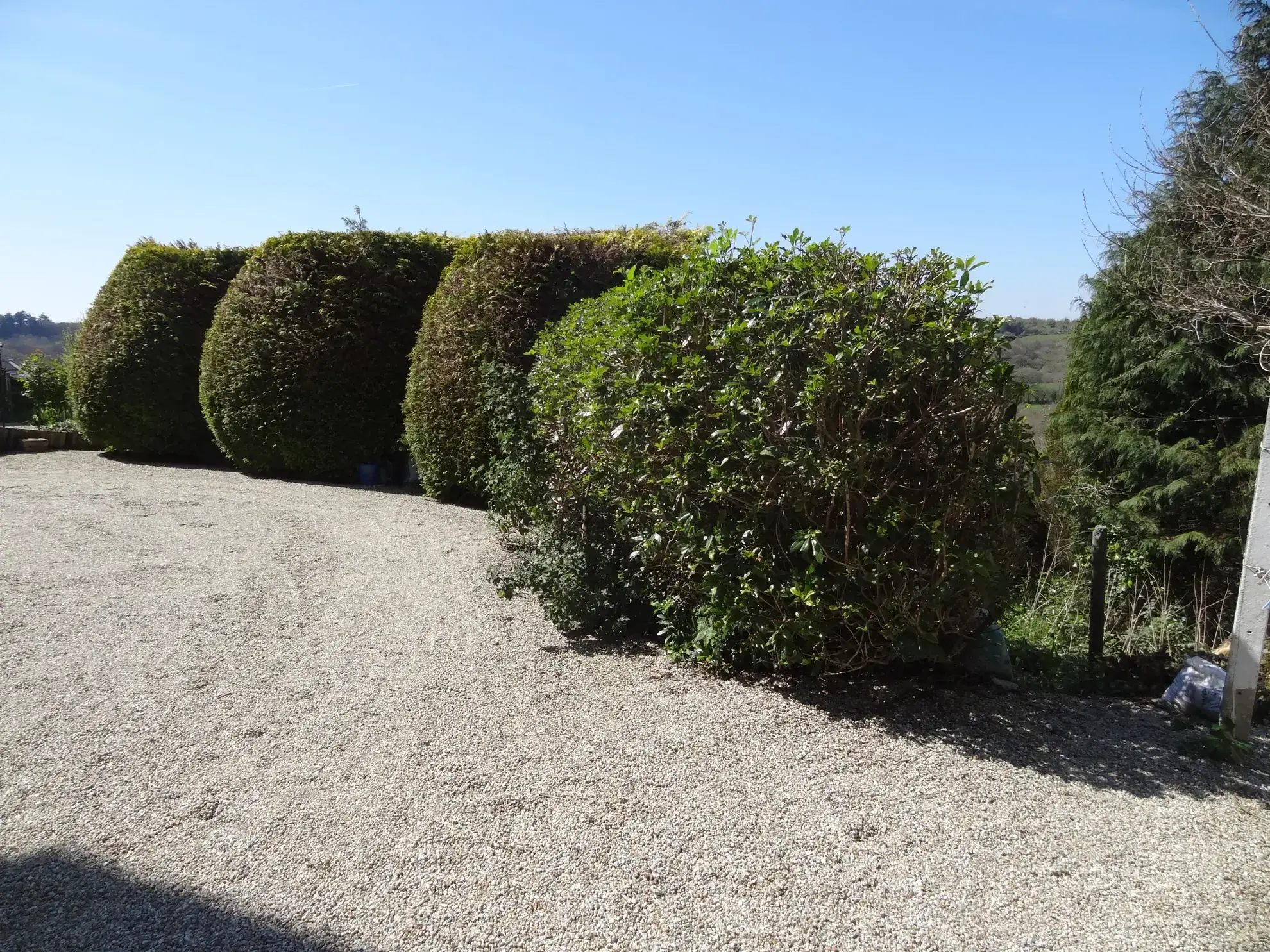 Maison 91 m² à Rostrenen avec deux logements indépendants, jardin et garages 
