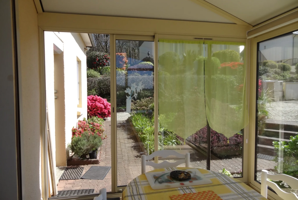 Maison 91 m² à Rostrenen avec deux logements indépendants, jardin et garages 