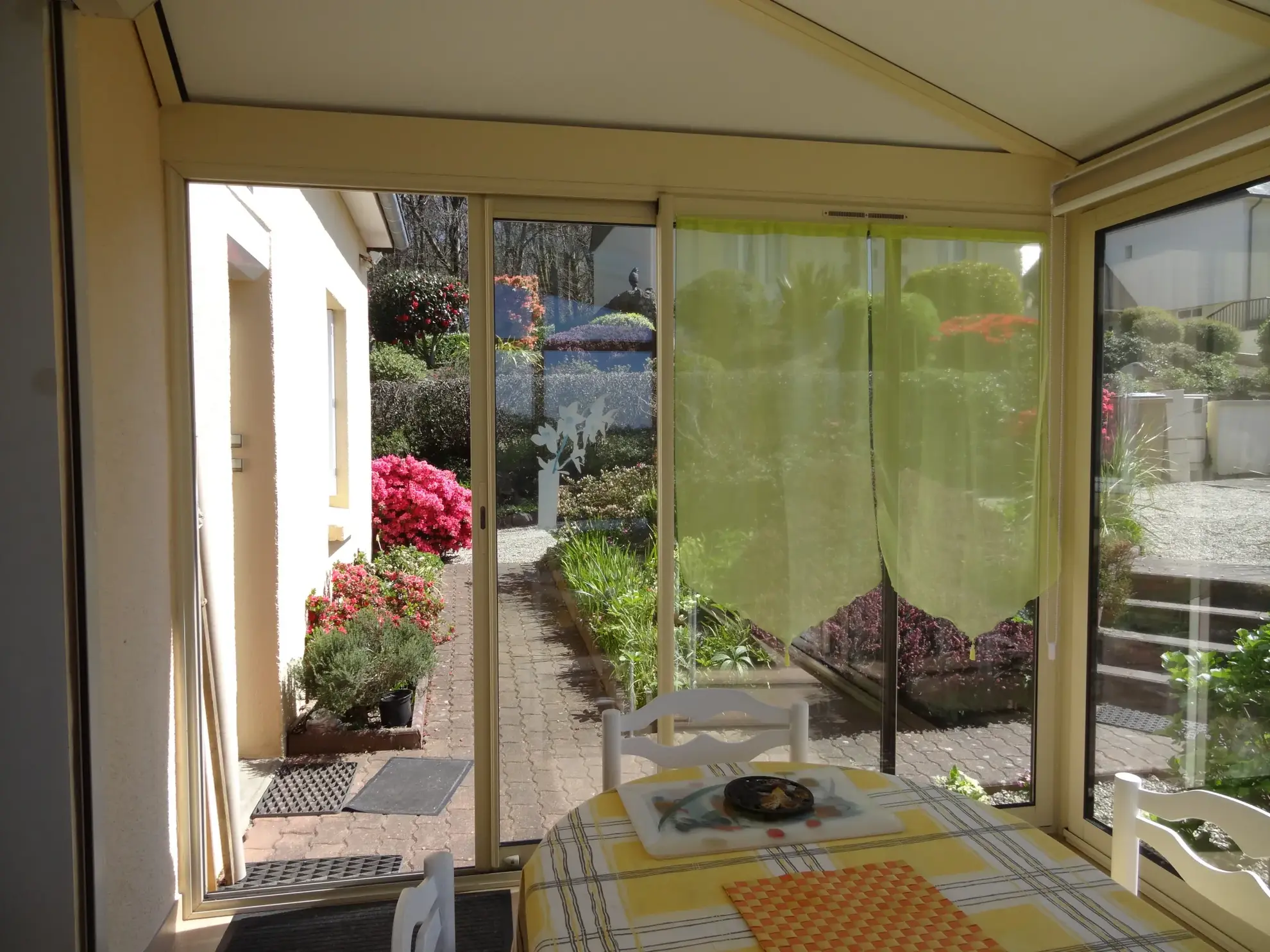 Maison 91 m² à Rostrenen avec deux logements indépendants, jardin et garages 