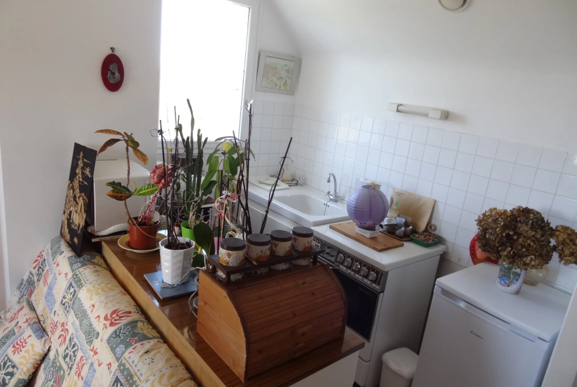 Maison 91 m² à Rostrenen avec deux logements indépendants, jardin et garages 
