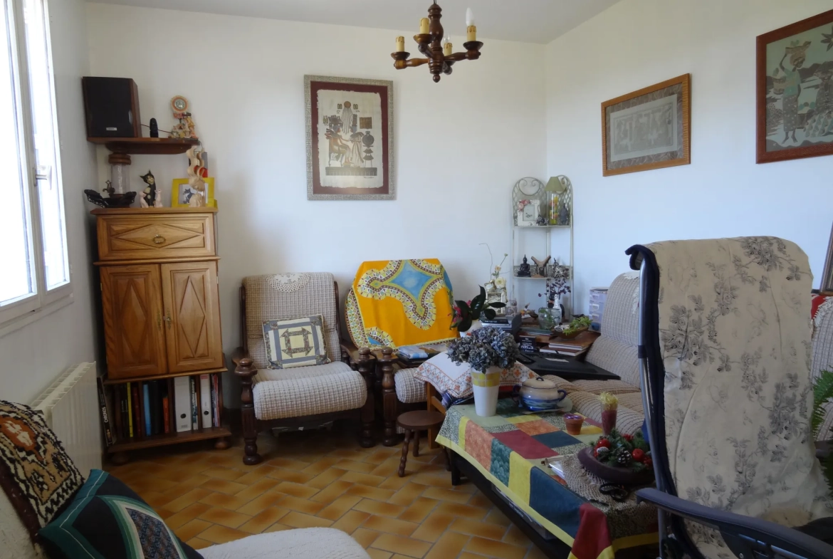 Maison 91 m² à Rostrenen avec deux logements indépendants, jardin et garages 