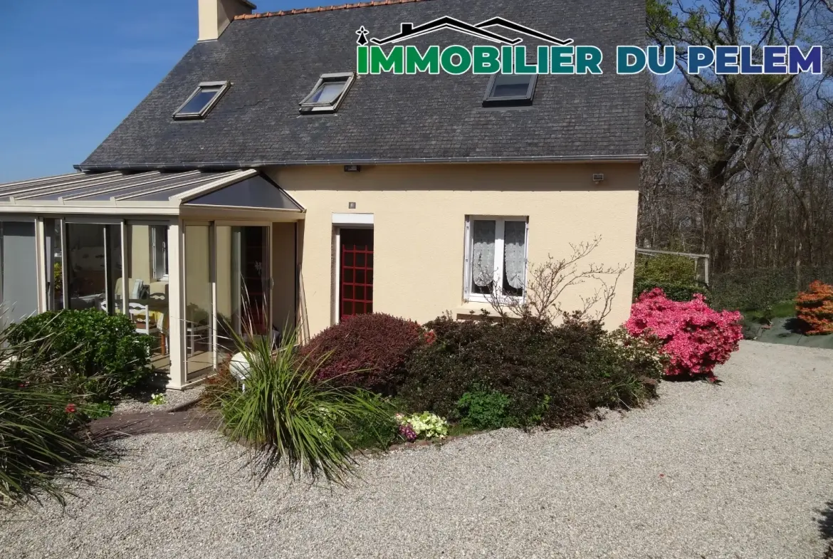 Maison 91 m² à Rostrenen avec deux logements indépendants, jardin et garages 