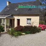 Maison 91 m² à Rostrenen avec deux logements indépendants, jardin et garages