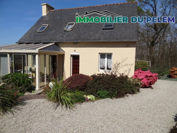 Maison 91 m² à Rostrenen avec deux logements indépendants, jardin et garages