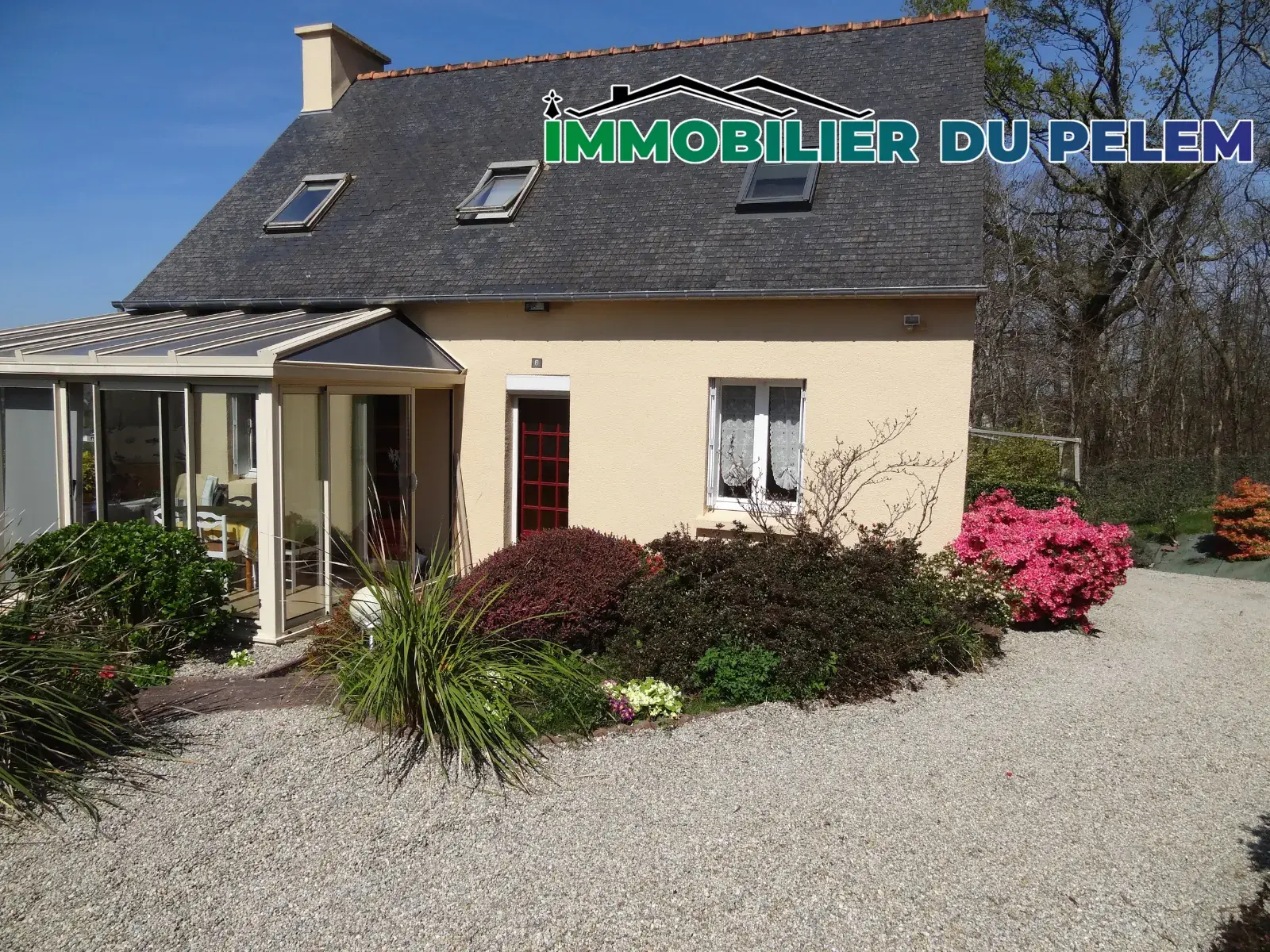 Maison 91 m² à Rostrenen avec deux logements indépendants, jardin et garages 