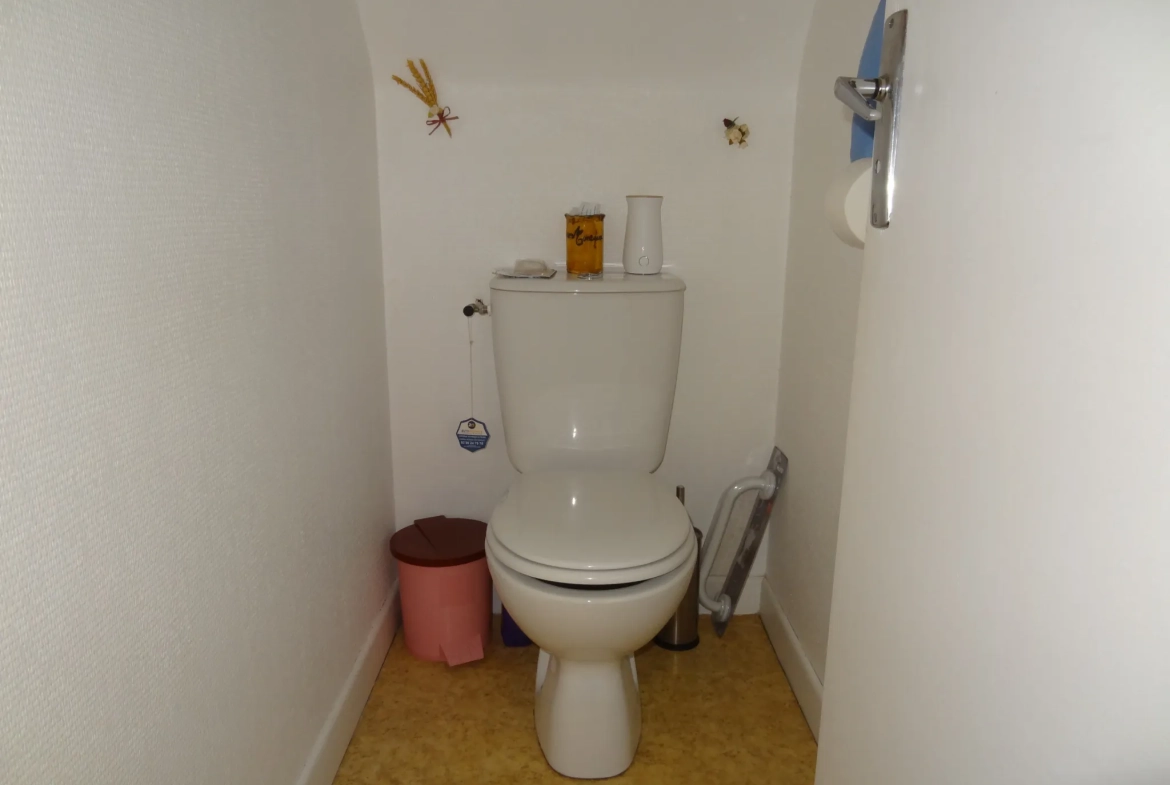 Maison 91 m² à Rostrenen avec deux logements indépendants, jardin et garages 