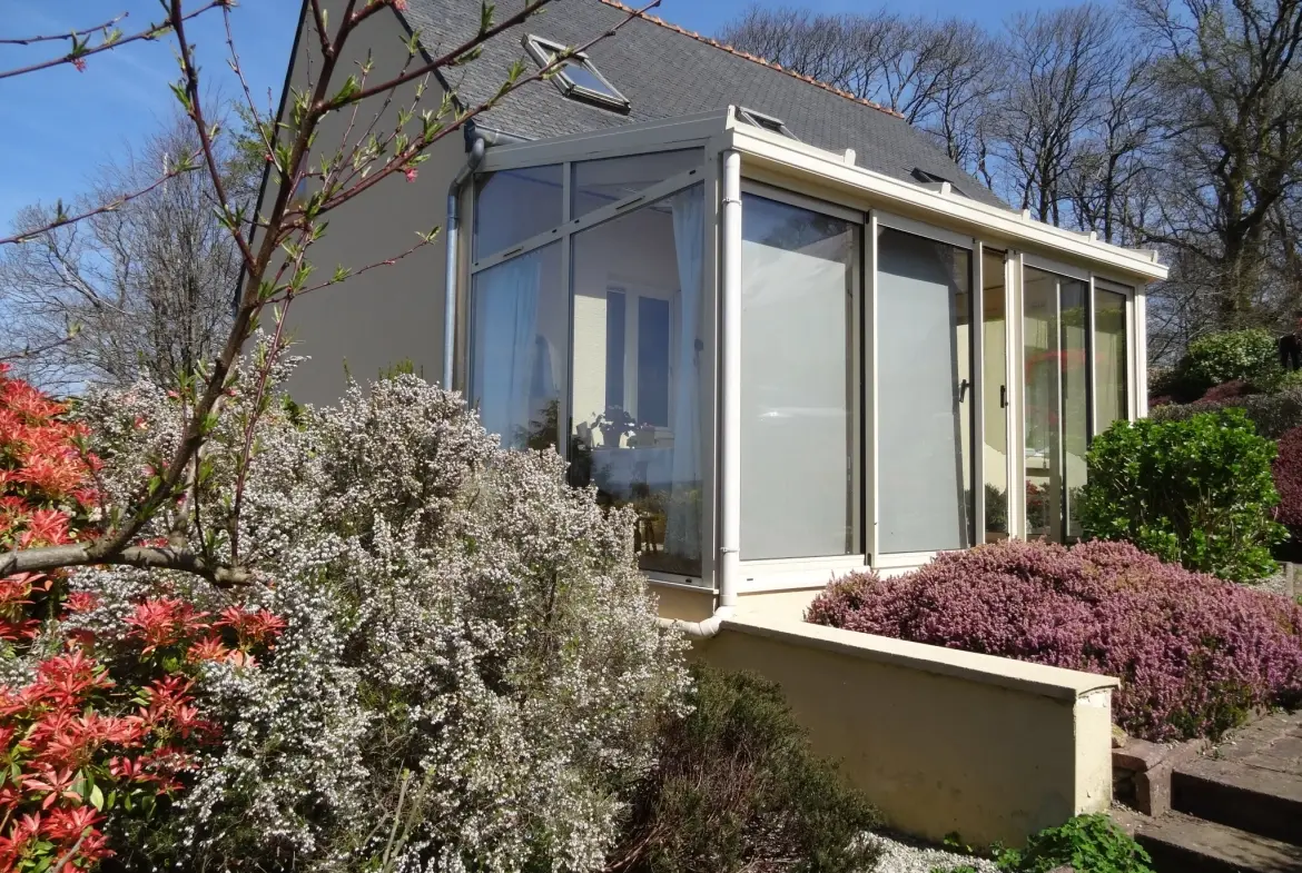 Maison 91 m² à Rostrenen avec deux logements indépendants, jardin et garages 