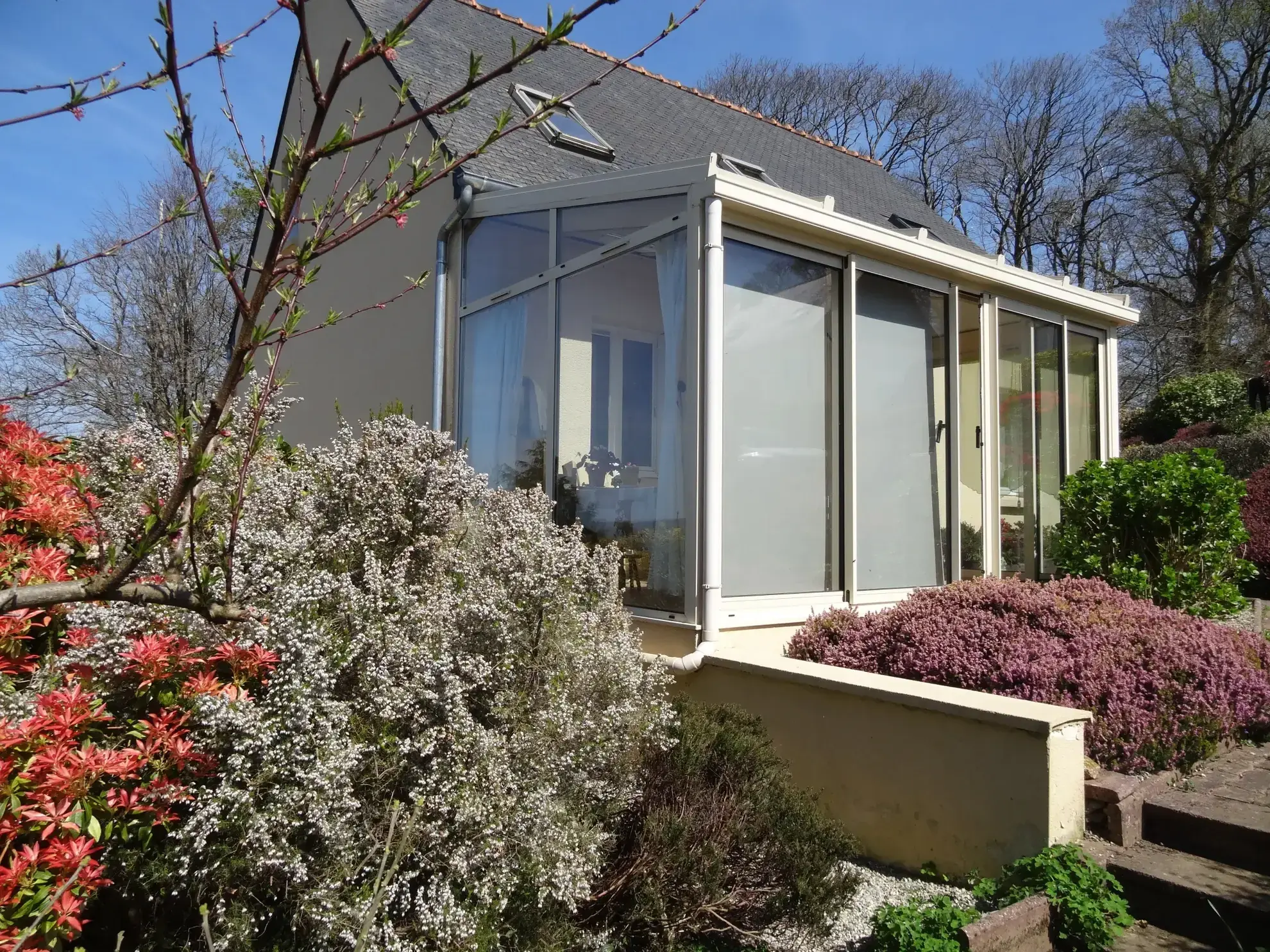 Maison 91 m² à Rostrenen avec deux logements indépendants, jardin et garages 