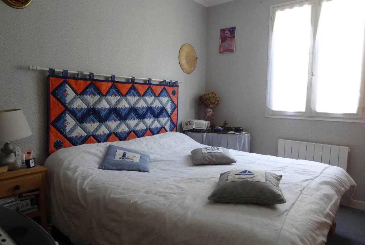 Maison 91 m² à Rostrenen avec deux logements indépendants, jardin et garages 
