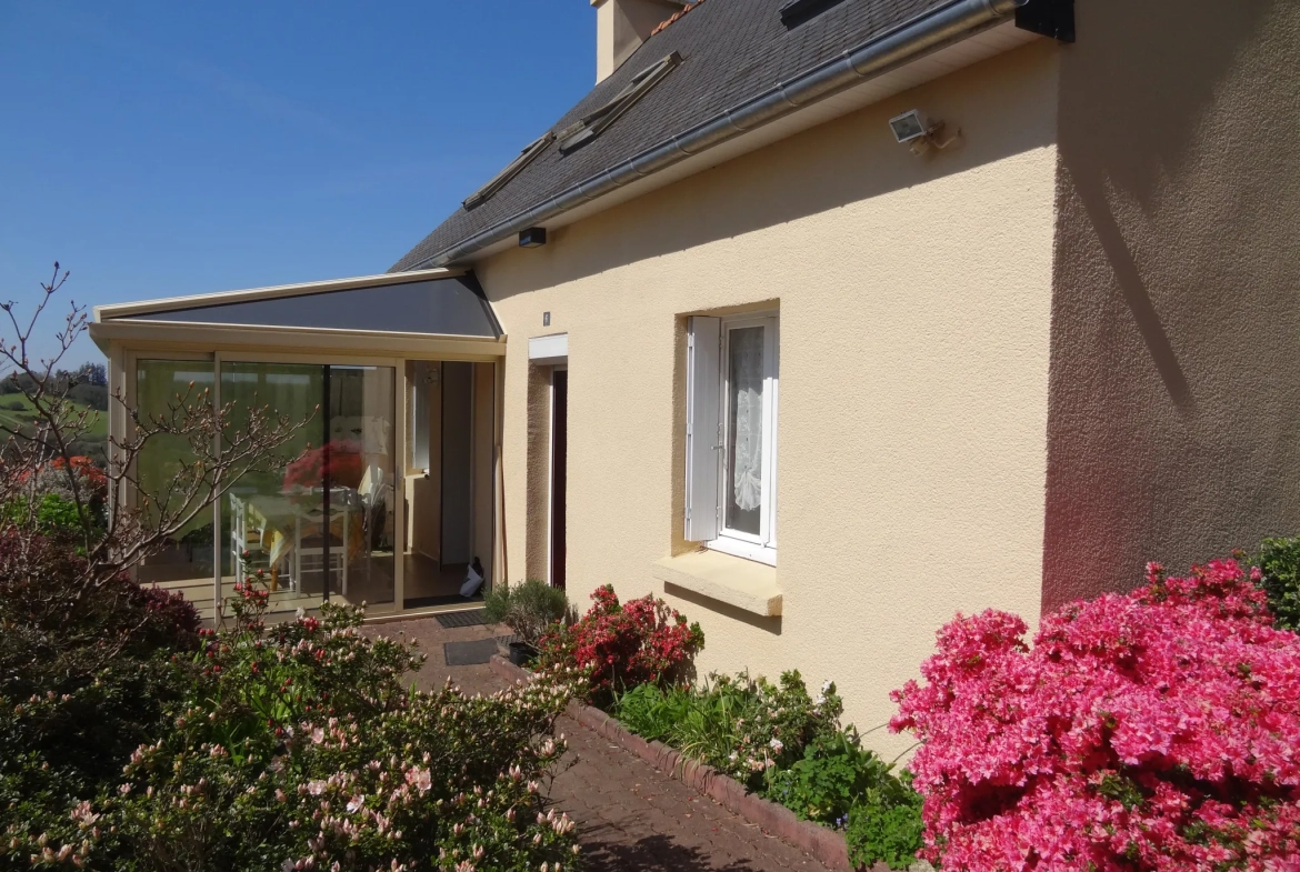 Maison 91 m² à Rostrenen avec deux logements indépendants, jardin et garages 