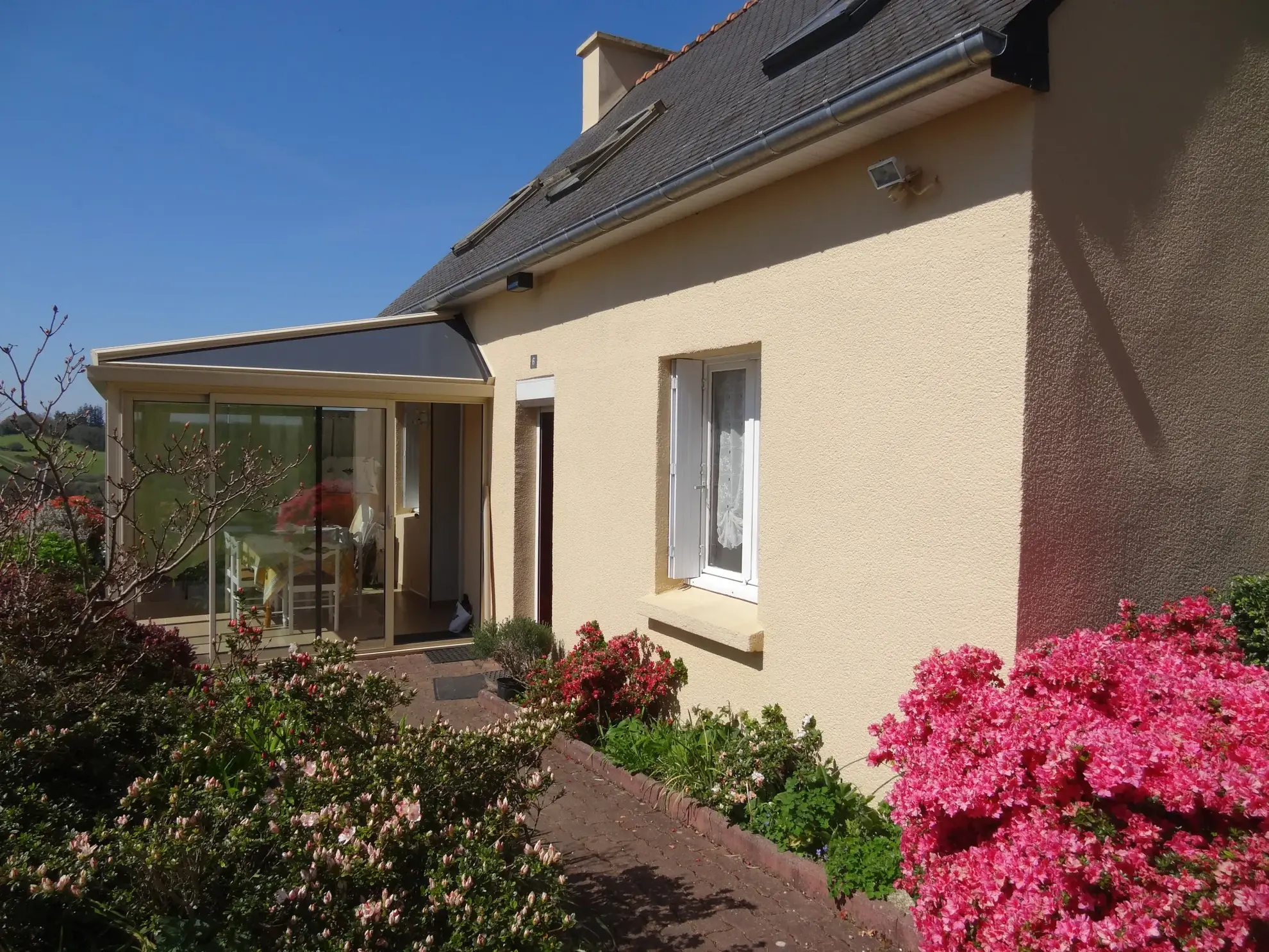 Maison 91 m² à Rostrenen avec deux logements indépendants, jardin et garages 